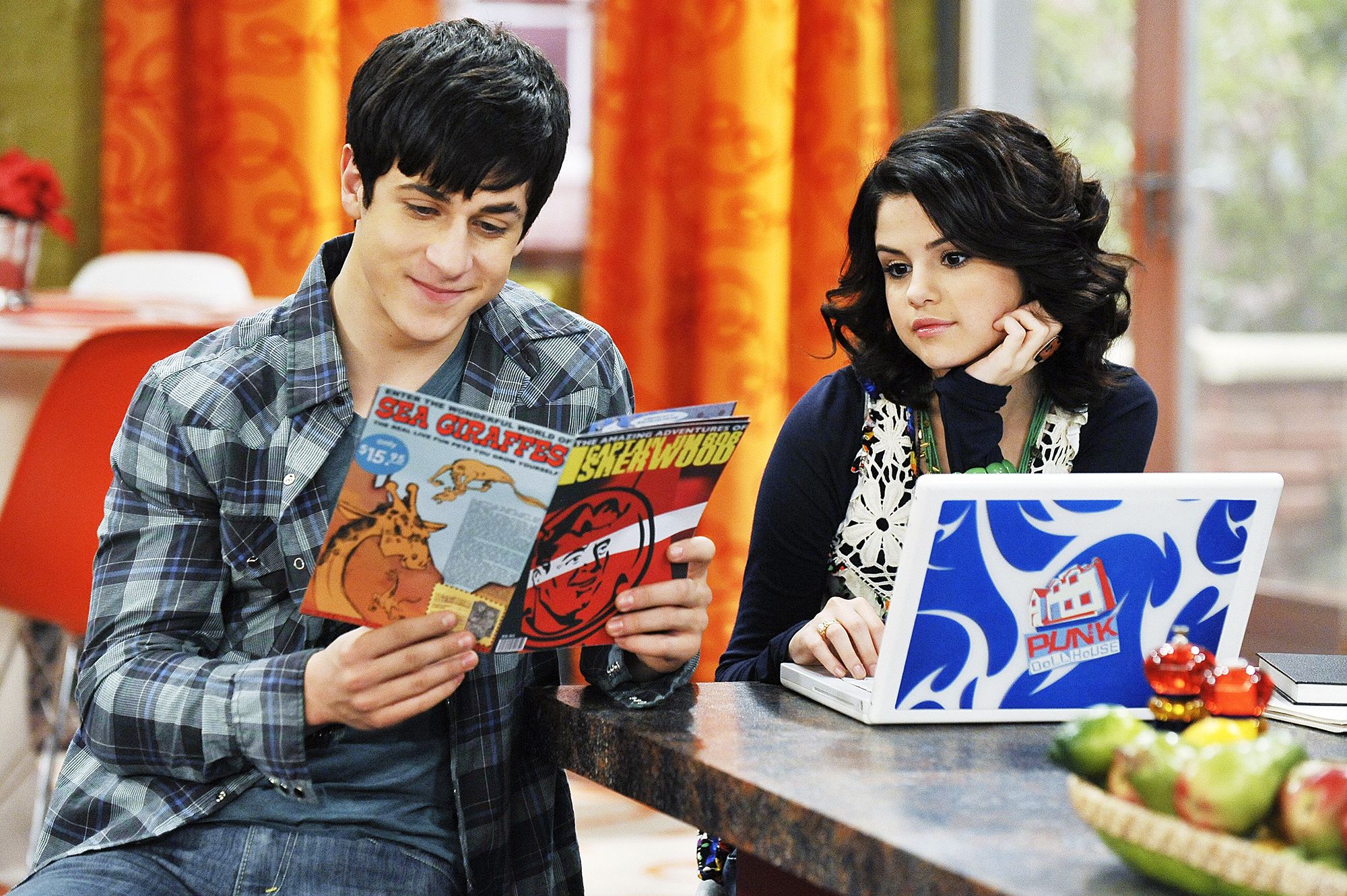 DAVID-HENRIE-SELENA-GOMEZ-WIZARDS-OF-WAVERLY-PLACE
