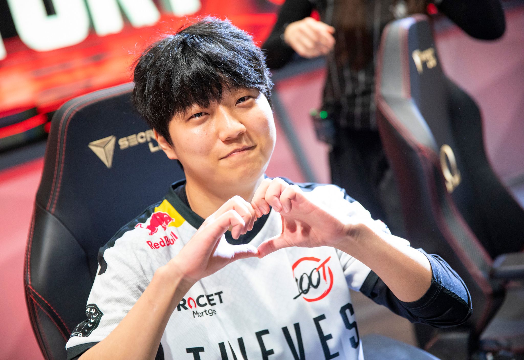 100 Thieves Ssumday symbolizing a heart emoji in his jersey after a win