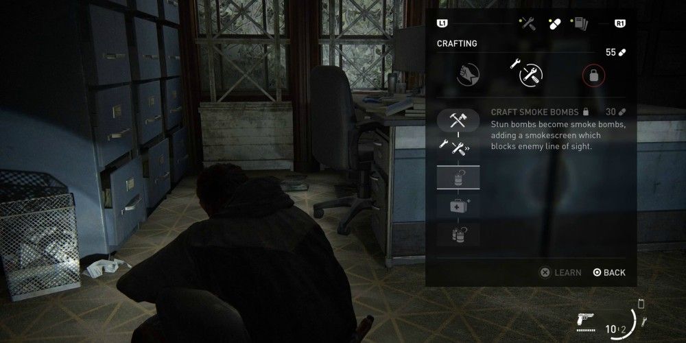 Ellie crafting a smoke bomb in The Last of Us Part 2