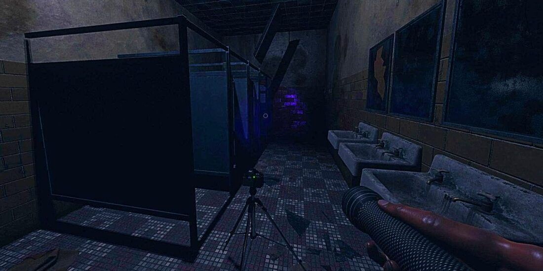A dark bathroom in Phasmophobia