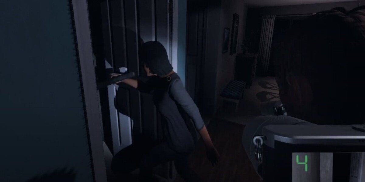 A teammate taking a photo in Phasmophobia