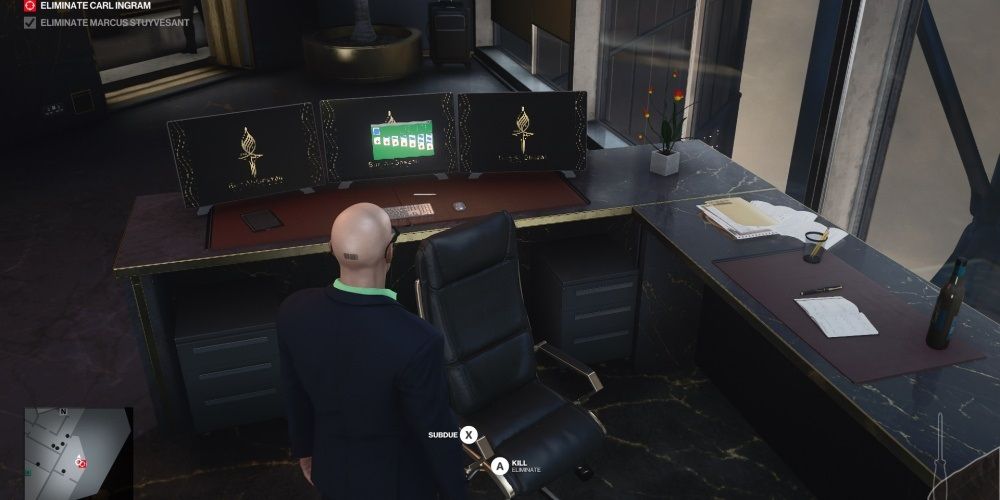 Hitman 3 Agent 47 Looking At A Solitaire Game