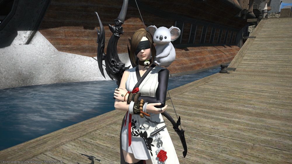 Final Fantasy 14 - The Koala Joey minion on a player's shoulder.