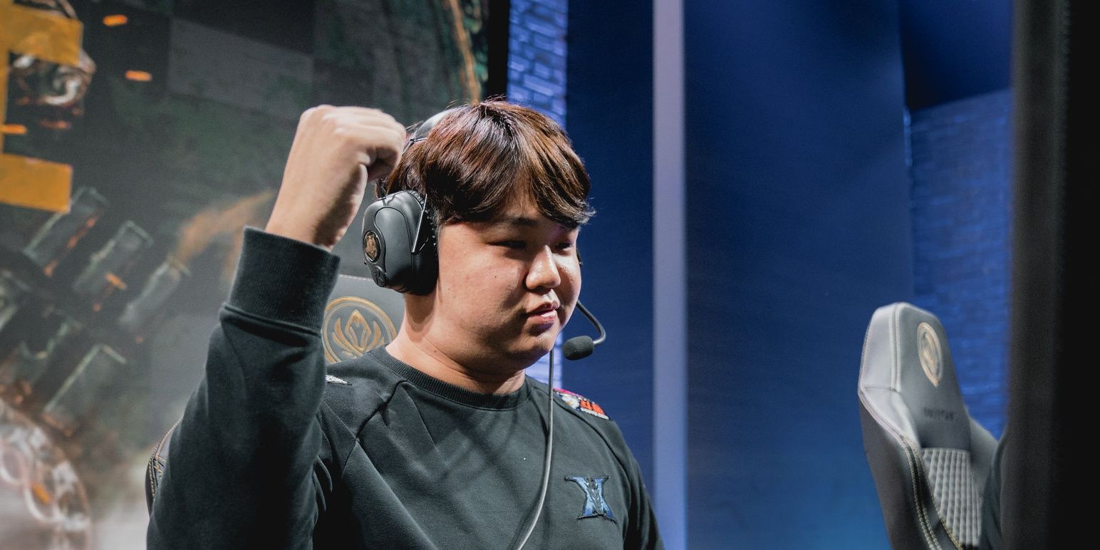 PraY holding fist up with a smile on his face after winning a game