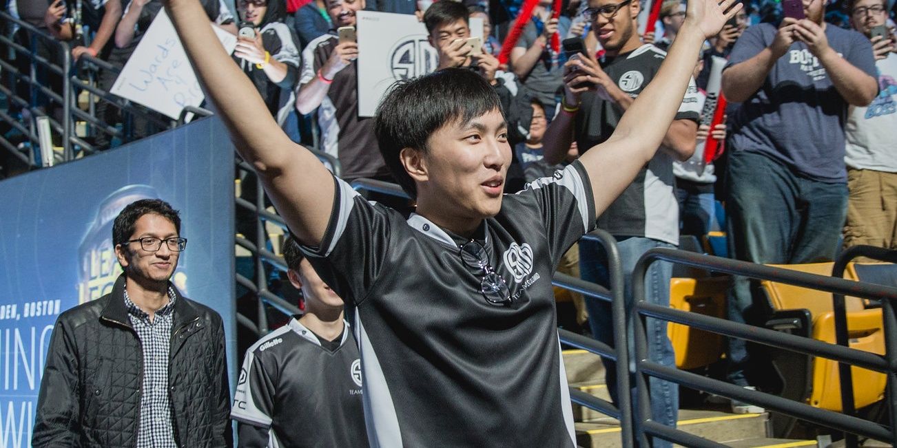 TSM Doubelift Raising Both Hands In The Air As He Walks To Stage