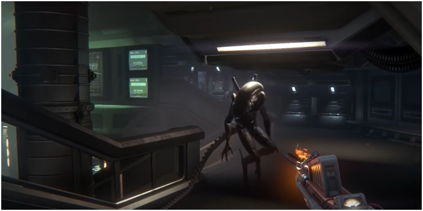 Alien Isolation - pointing the flamethrower at the Xenomorph