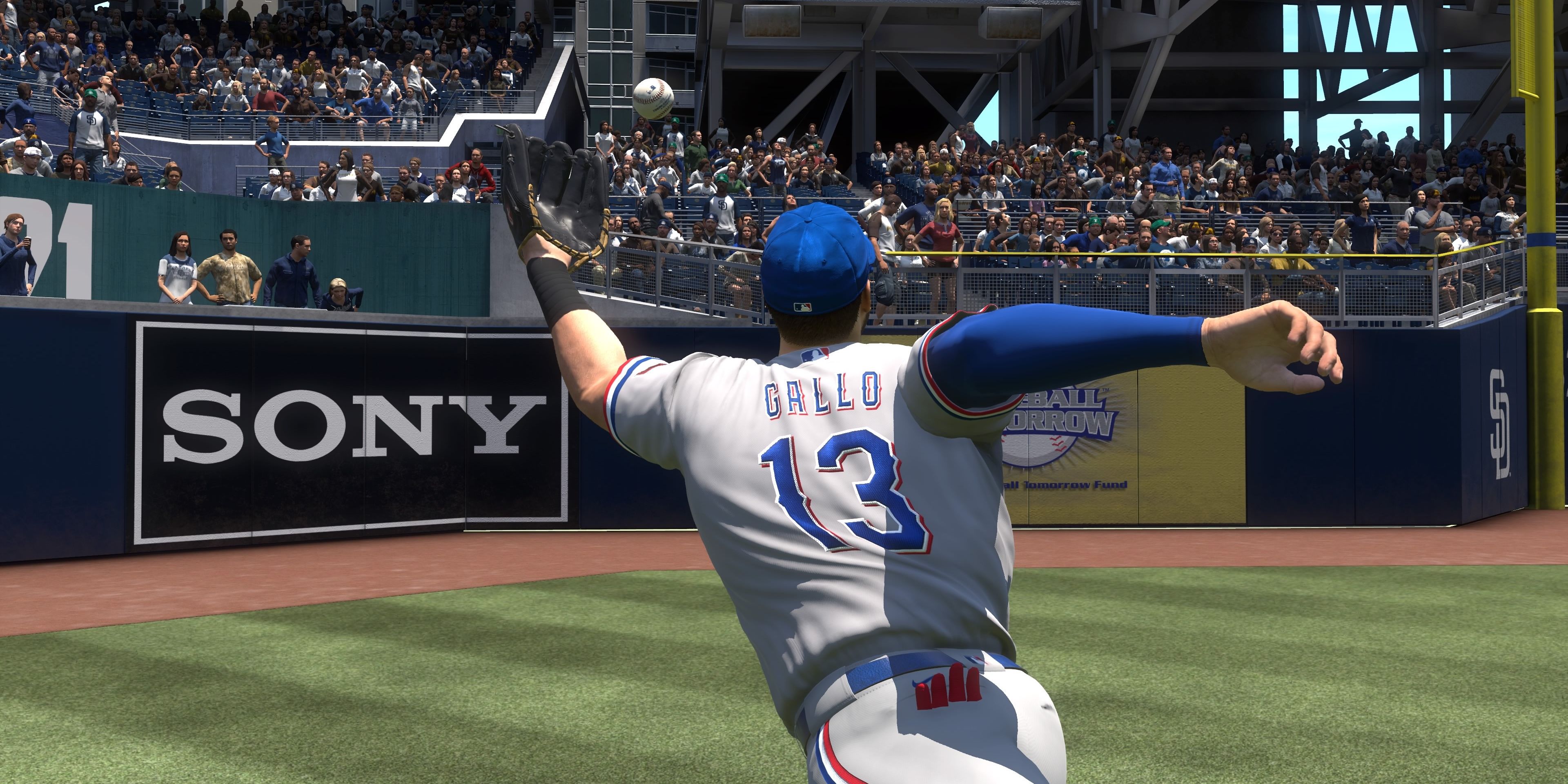 Joey Gallo catching fly ball