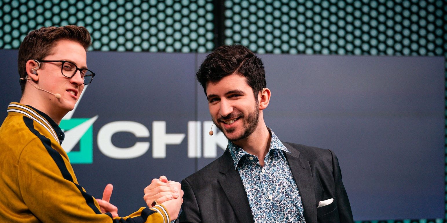 League Of Legends Analyst YamatoCannon smiling and shaking Enders hand