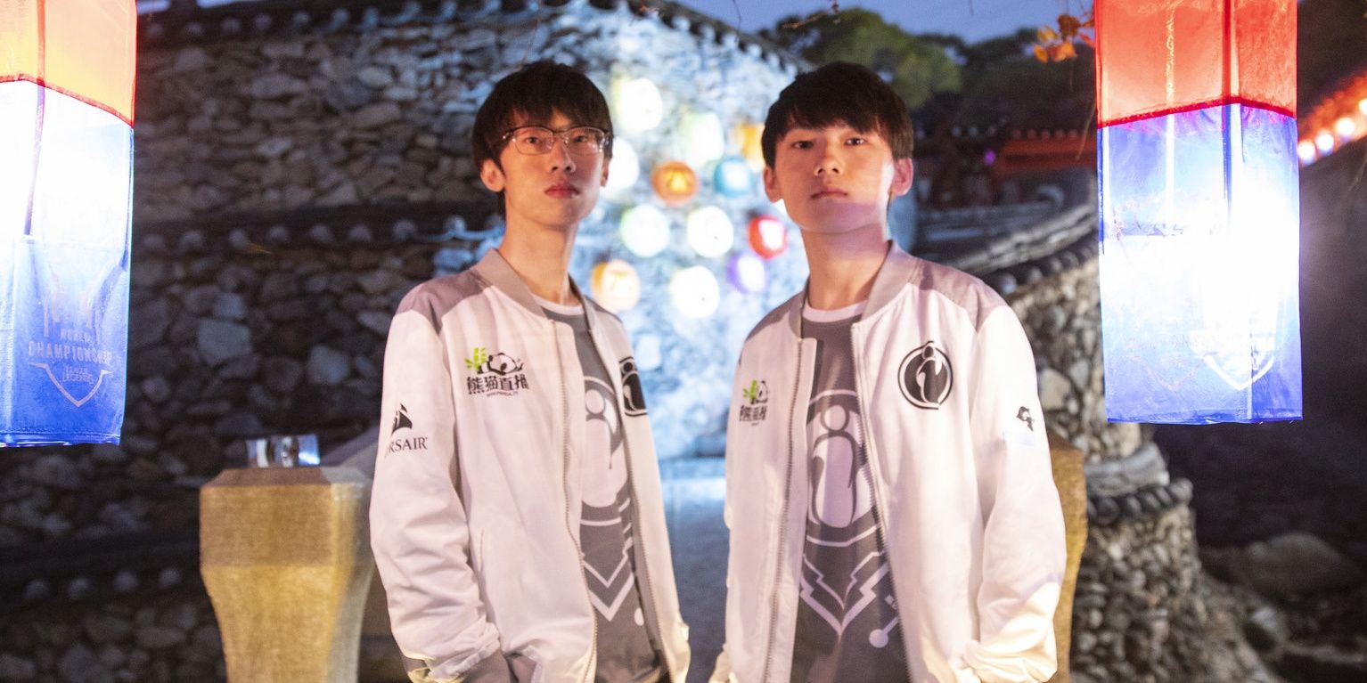 League Of Legends Invictus Gaming JackeyLove and Baolan posing for photoshoot ahead of finals