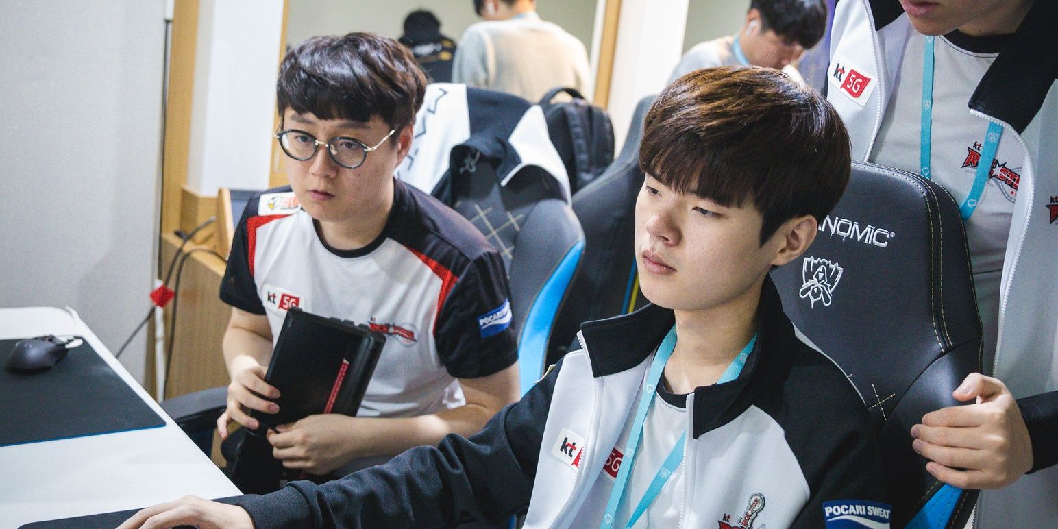 League Of Legends KT Rolster Mata Watching Deft Play A Game Looking At Monitor