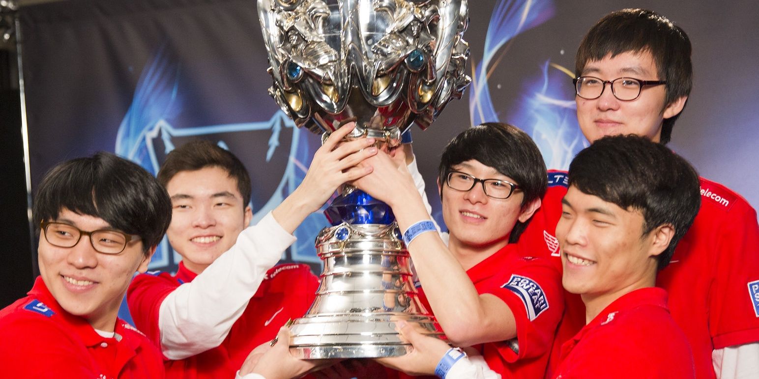 League Of Legends SK Telecom T1 holding up summoners cup after winning the title