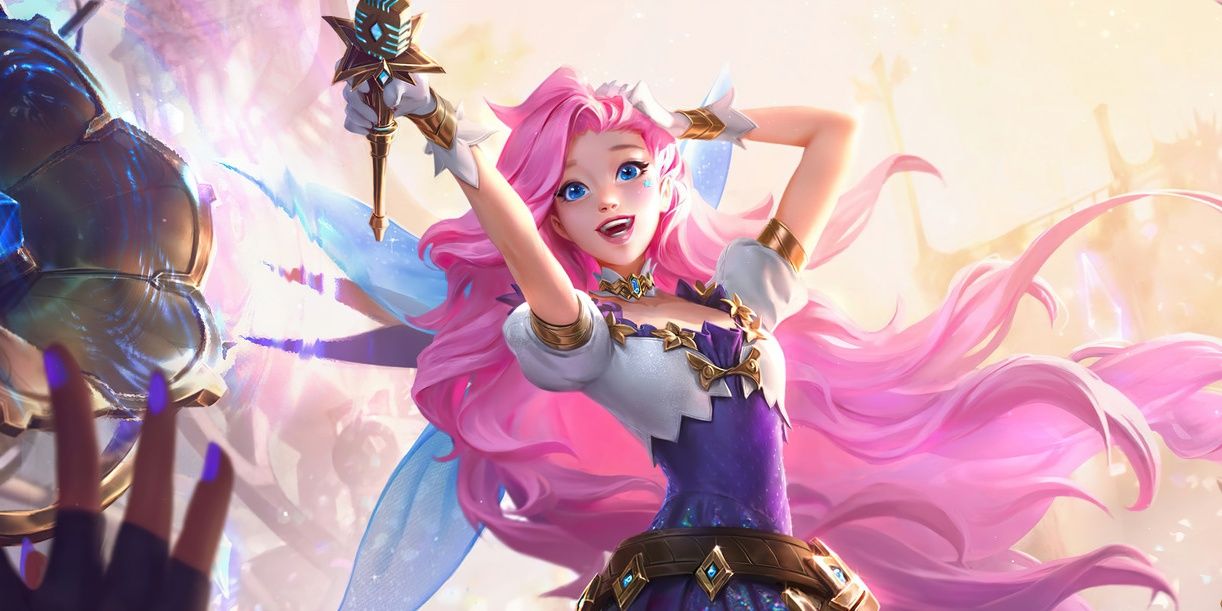League Of Legends Seraphine Holding Up Microphone Towards Audience