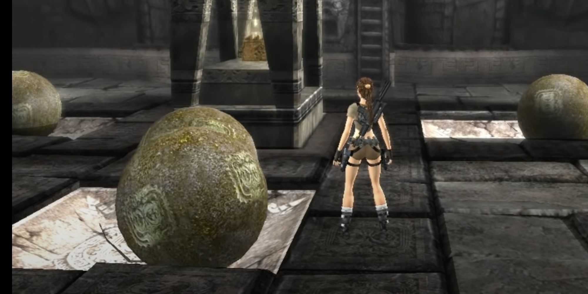 Lara standing in front of the Gold Reward in Peru in Tomb Raider Legend.