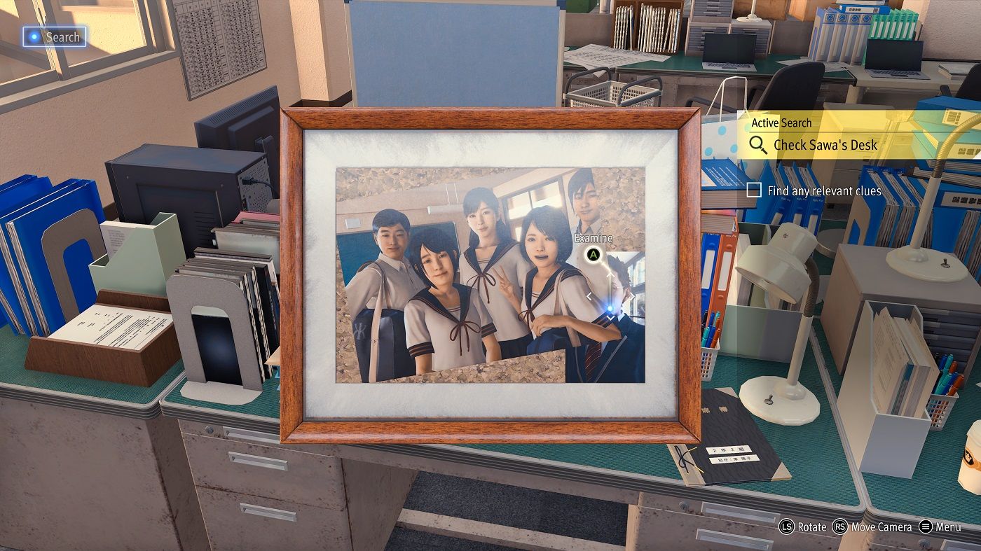 Lost Judgment examining Sawa sensei's photo