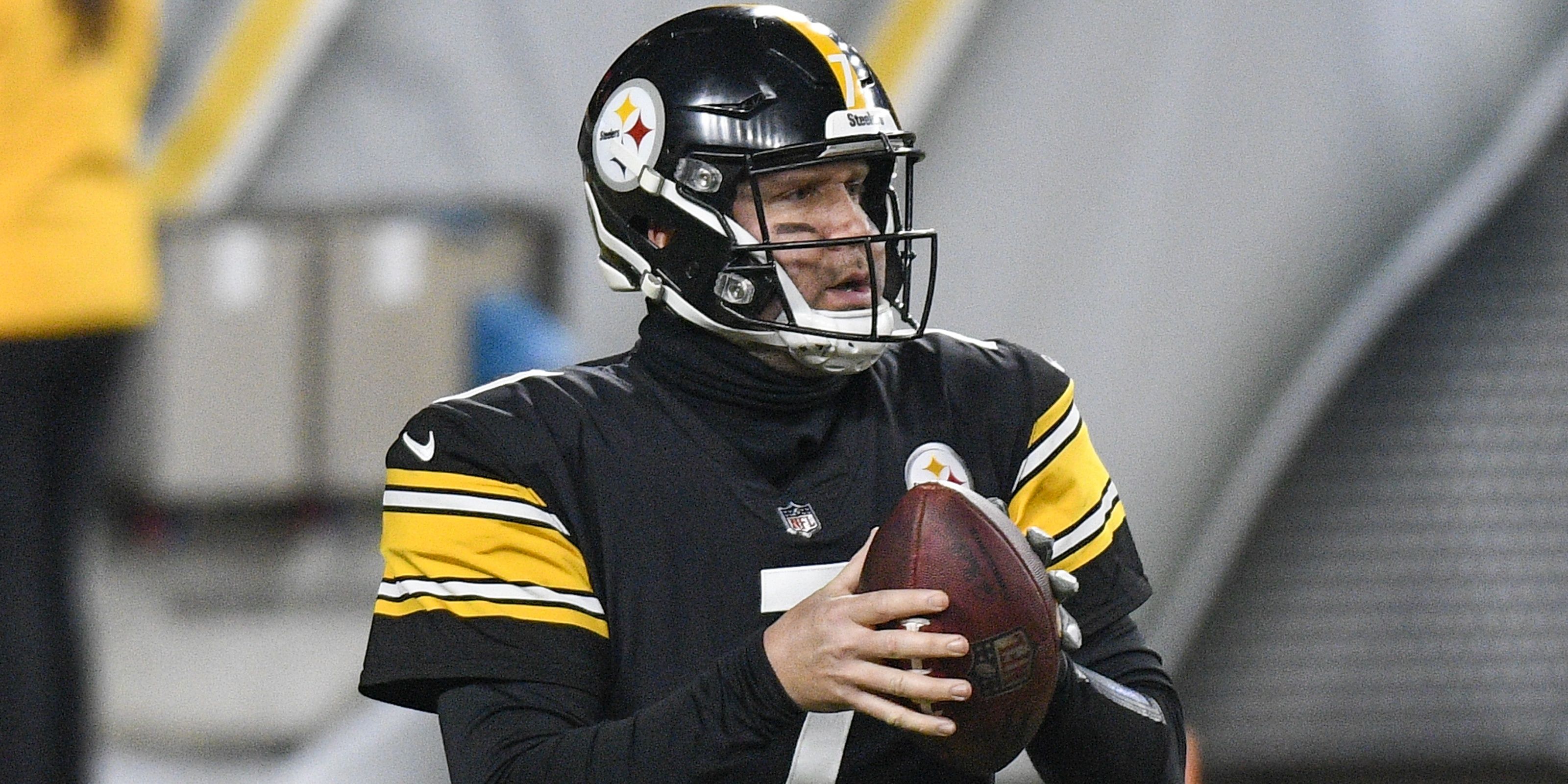 ben roethlisberger holding ball