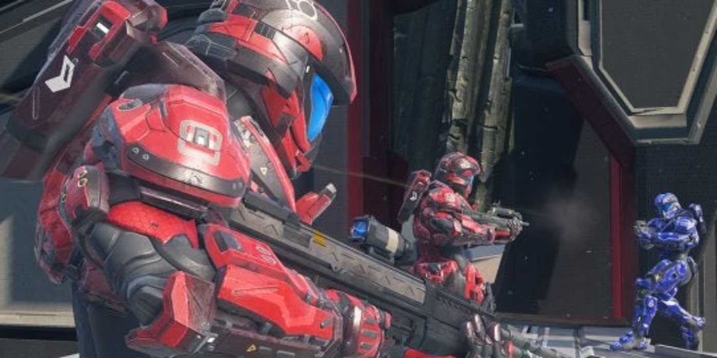 Two red team Spartans engage a blue team Spartan in Halo 5's multiplayer