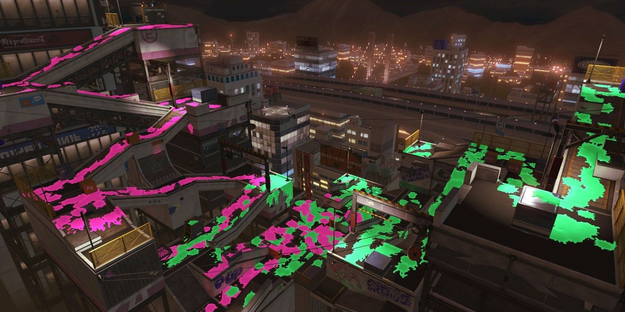 The Splatoon 2 map Moray Towers, lit up by city lights at night