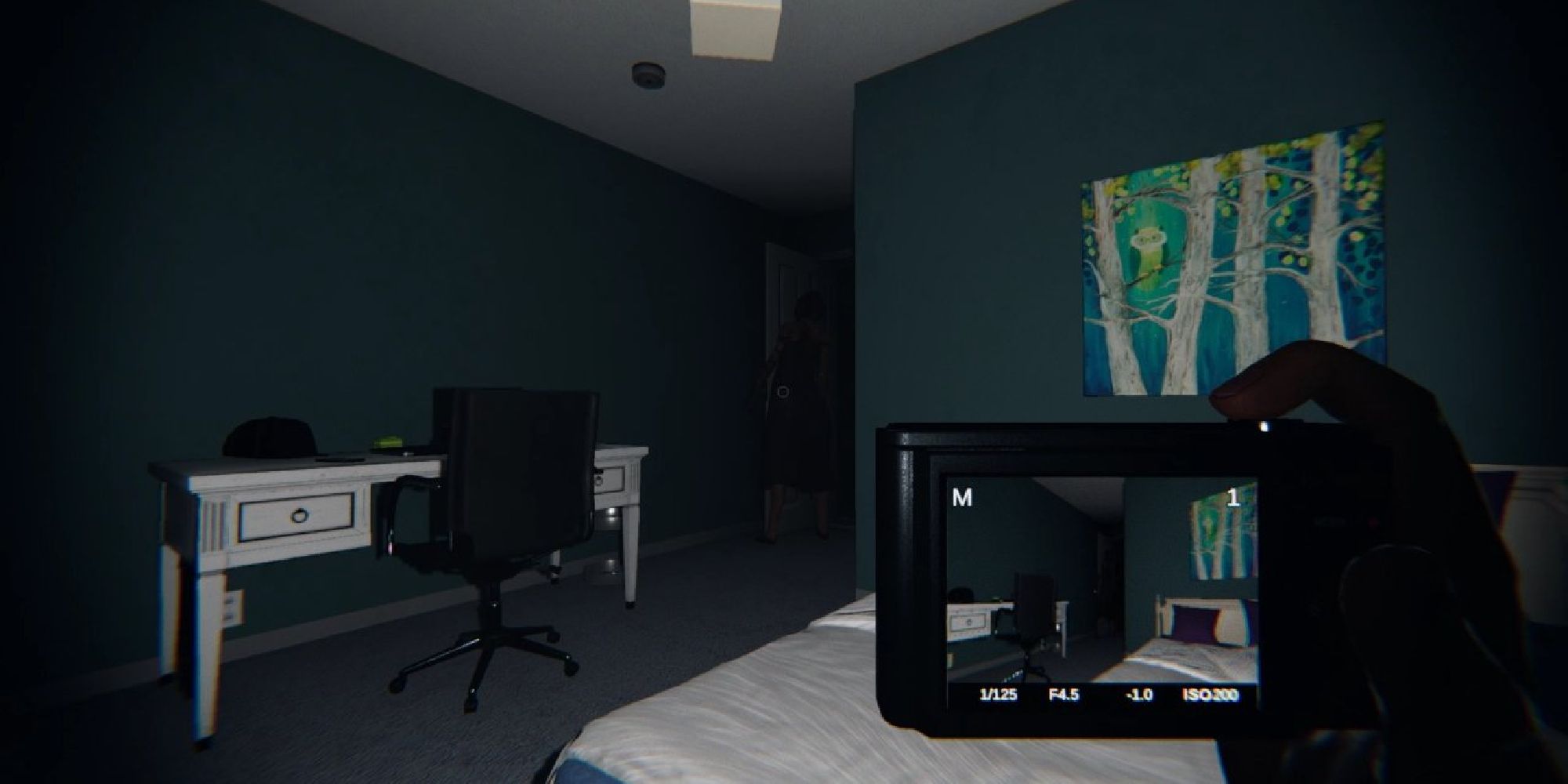 The player character points a digital camera in a dark room in Phasmophobia
