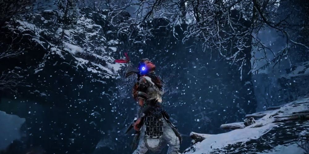Horizon Zero Dawn Frozen Wilds, Aloy walks through a snowy landscape