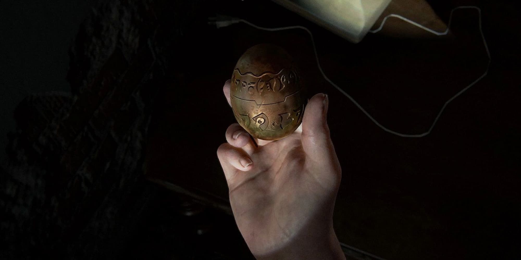 Abby holding a Precursor orb from Jak and Daxter in TLOU 2