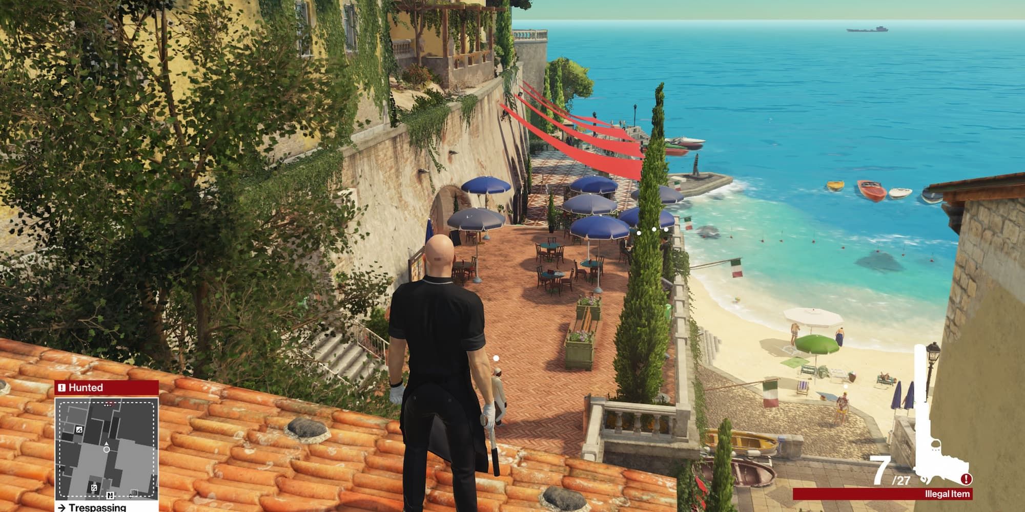 47 holding a pistol whilst standing on a roof behind his Sapienza safehouse
