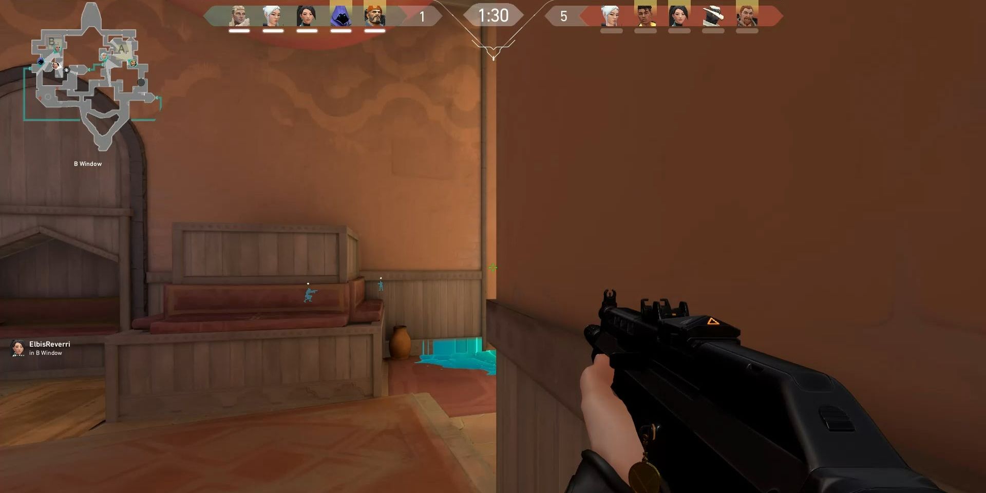 A player checking their corners in Valorant