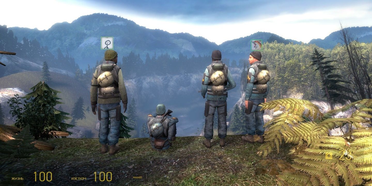 Half-Life 2 Synergy Mod showing four players next to a ledge
