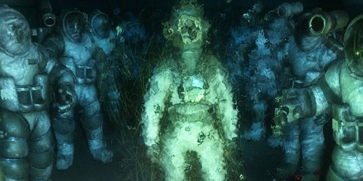 Divers at the bottom of the ocean