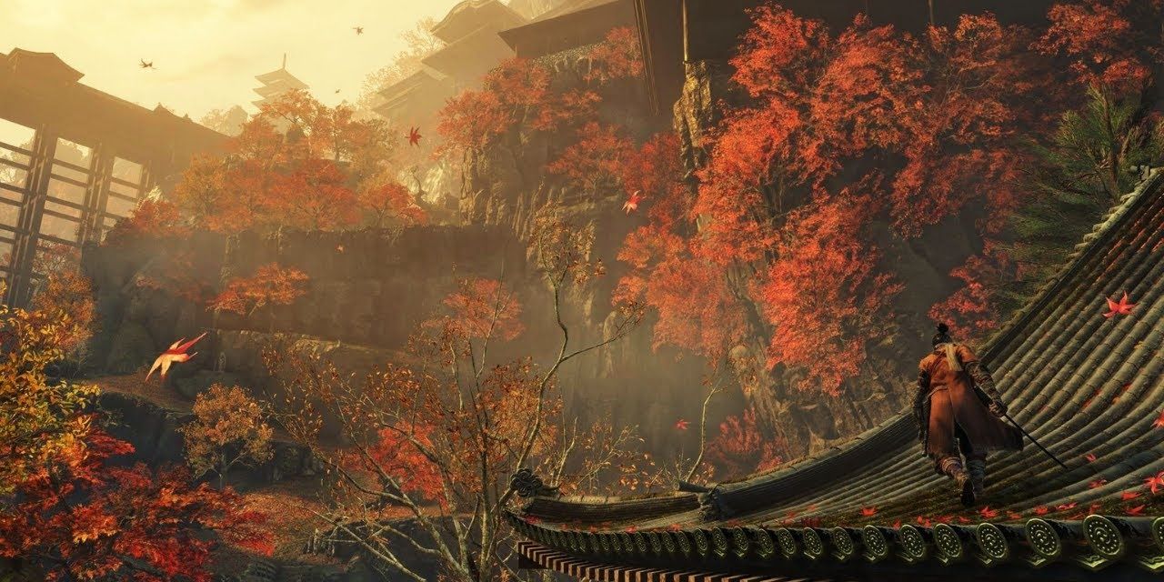Sekiro walking atop a rooftop with Senpou Temple hidden behind autumnal trees