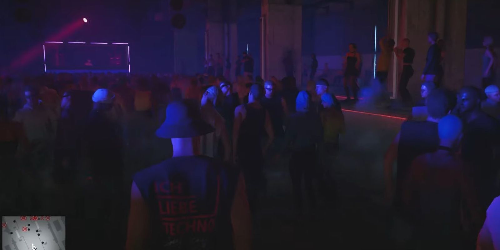 Agent 47 at the rave in Club Holle in Hitman 3.