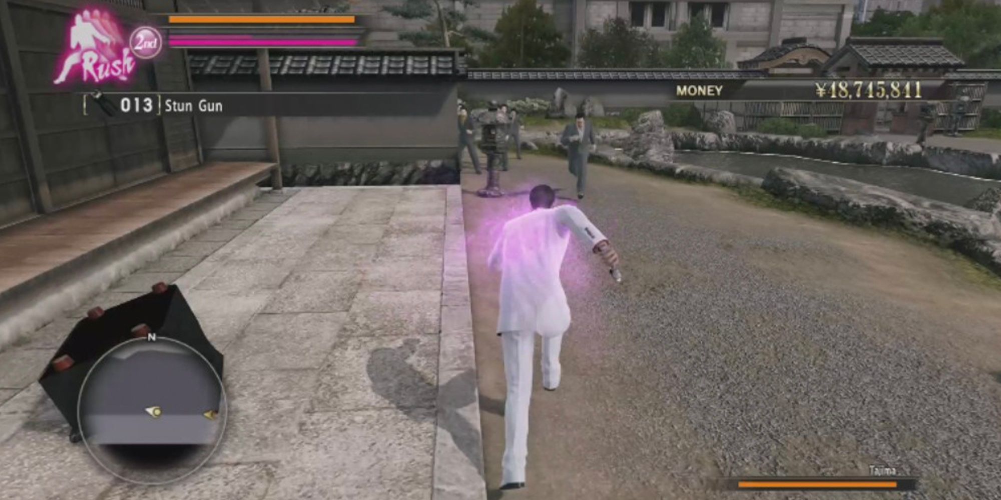 kiryu running with a stun gun in yakuza series