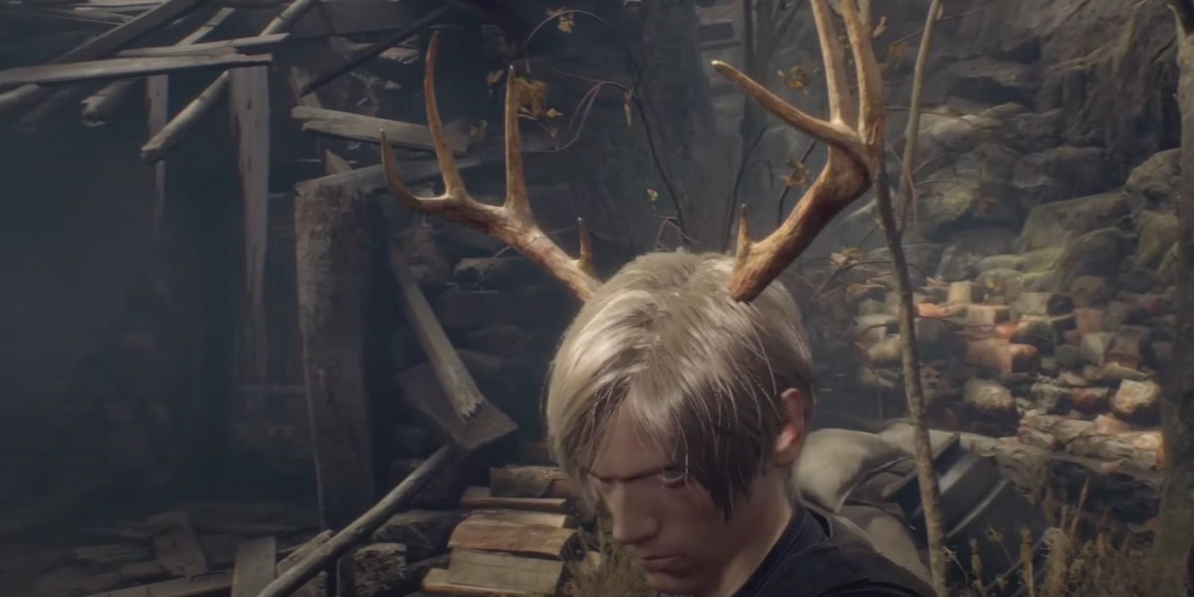 Leon wearing Dear Antlers in Resident Evil 4 remake.