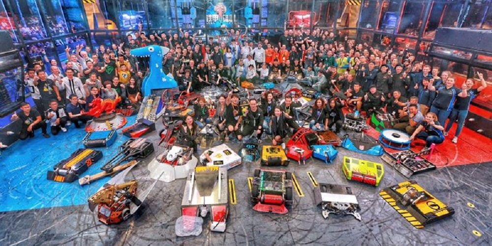 battlebots contestants all group up for a photo