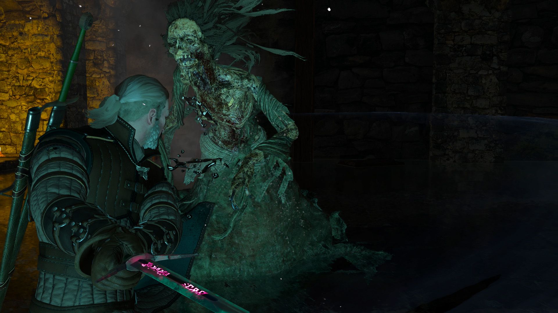 Geralt fights a specter in a dark tomb, illuminated by the monster's green glow and a fire in the background.