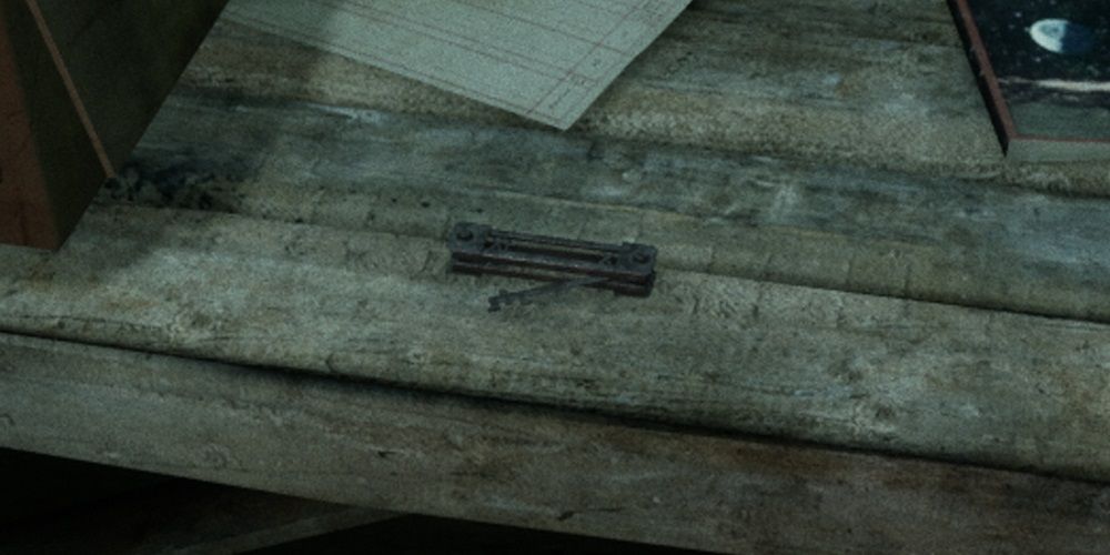 lockpick item on desk in the outlast trials