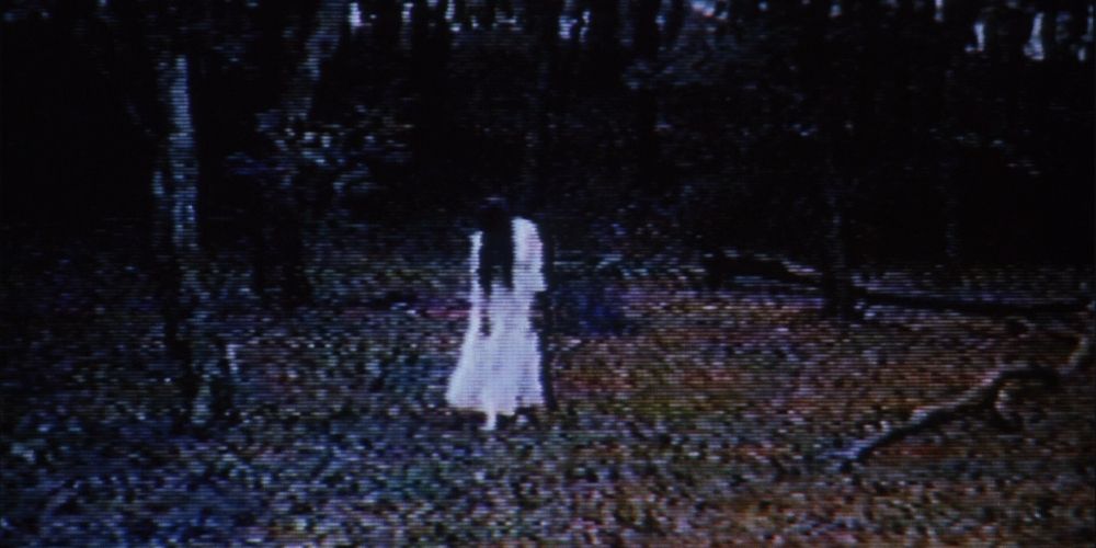 sadako walks from the well in ringu (1998)