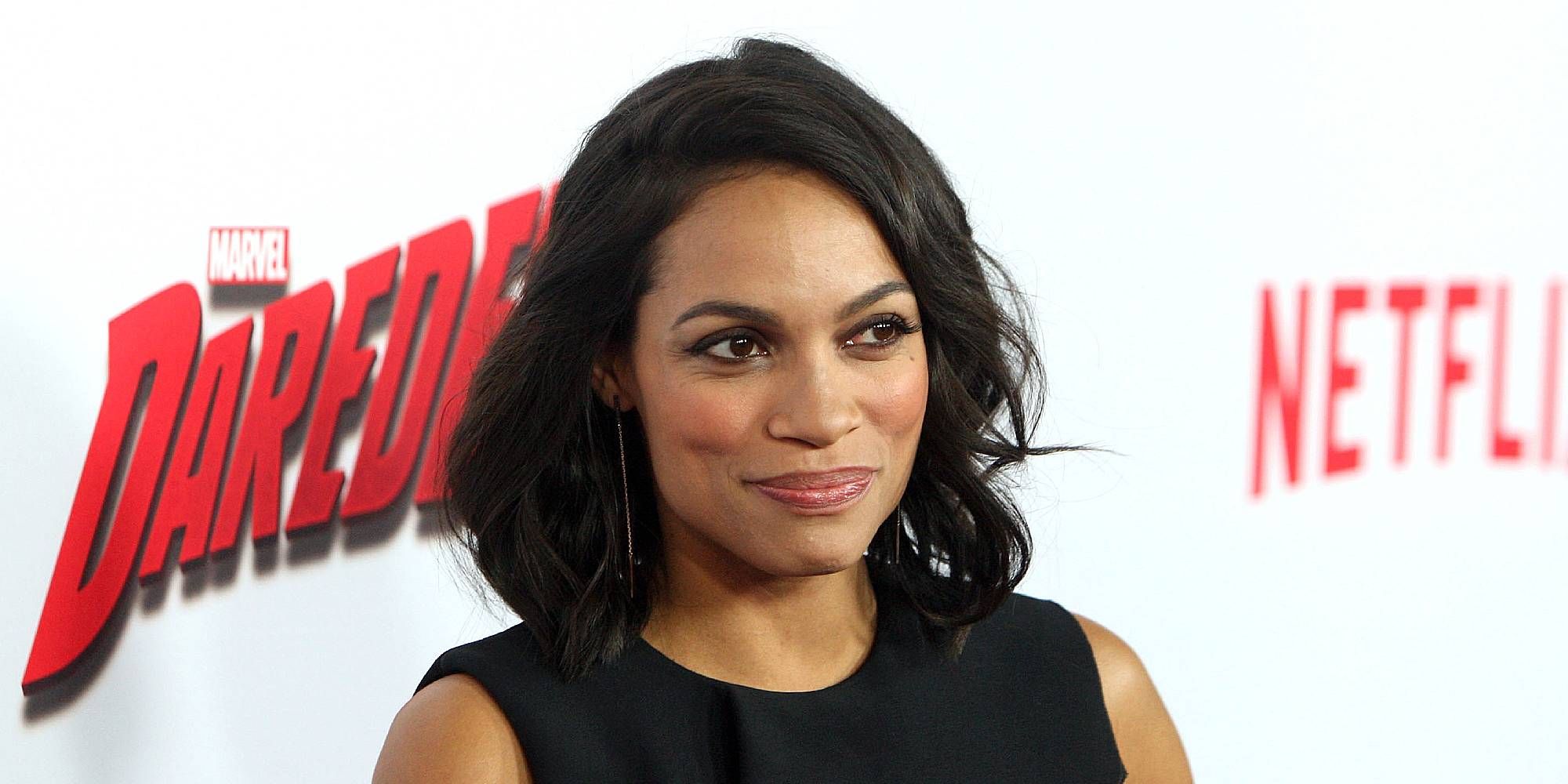 Rosario Dawson smiling at the Daredevil Netflix premiere