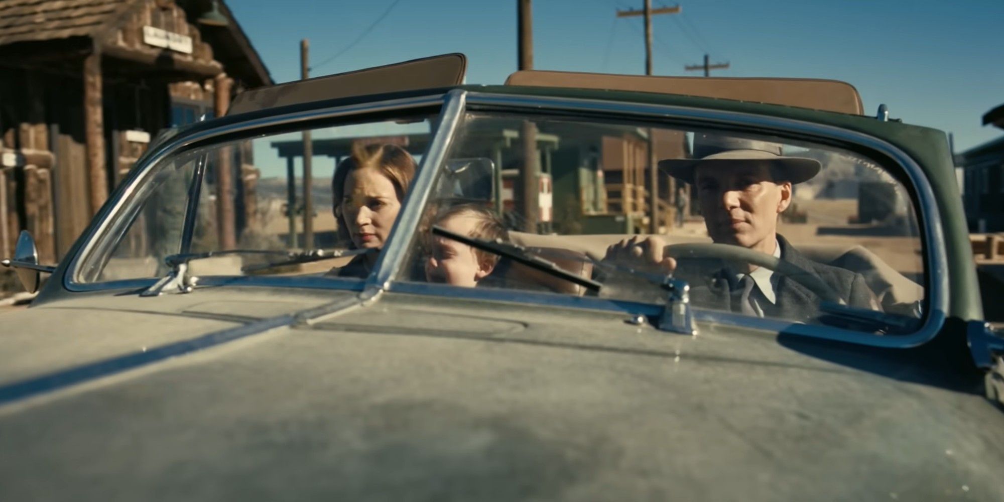 Emily Blunt and Cillian Murphy in a car in Oppenheimer