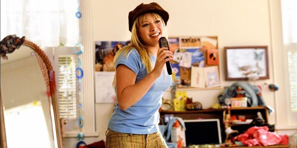 Lizzie McGuire singing into hairbrush in room