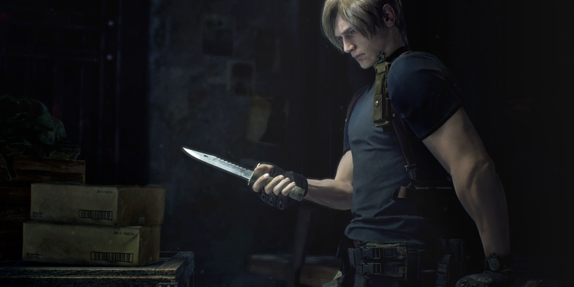 Resident Evil 4 Leon holding a knife