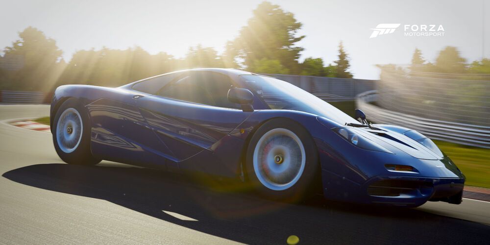 McLaren F1 racing on Forza Motorsport