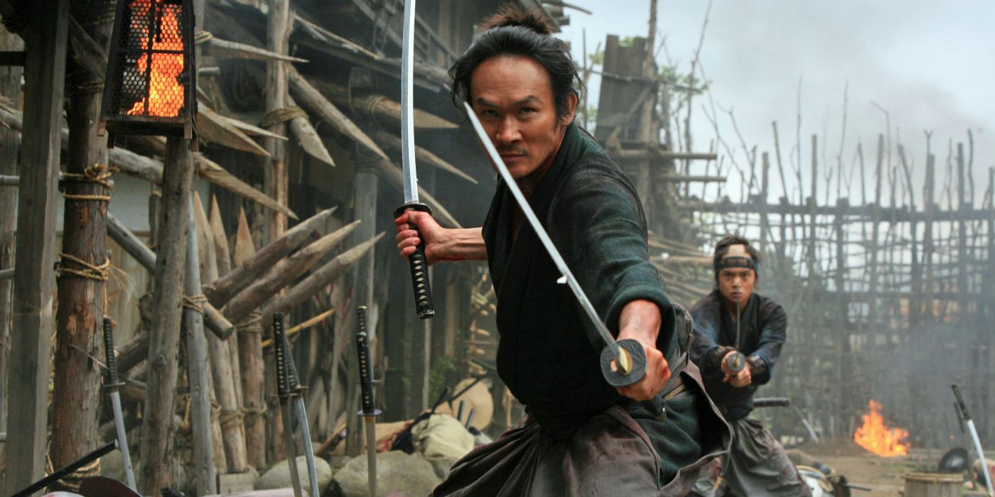 Tsuyoshi Ihara as Kujuro Hirayama Holding Dual Katanas