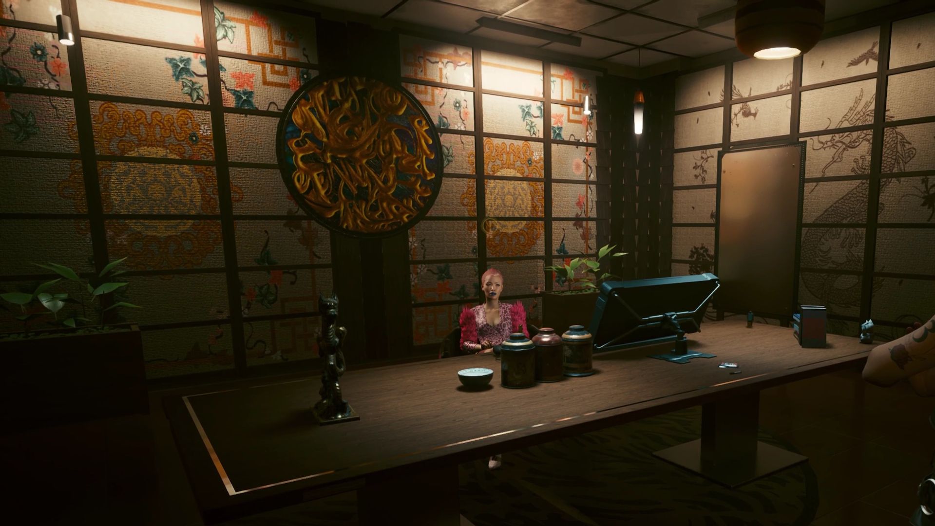 Maiko at her chair in front of V in Ex-Factor Cyberpunk 2077