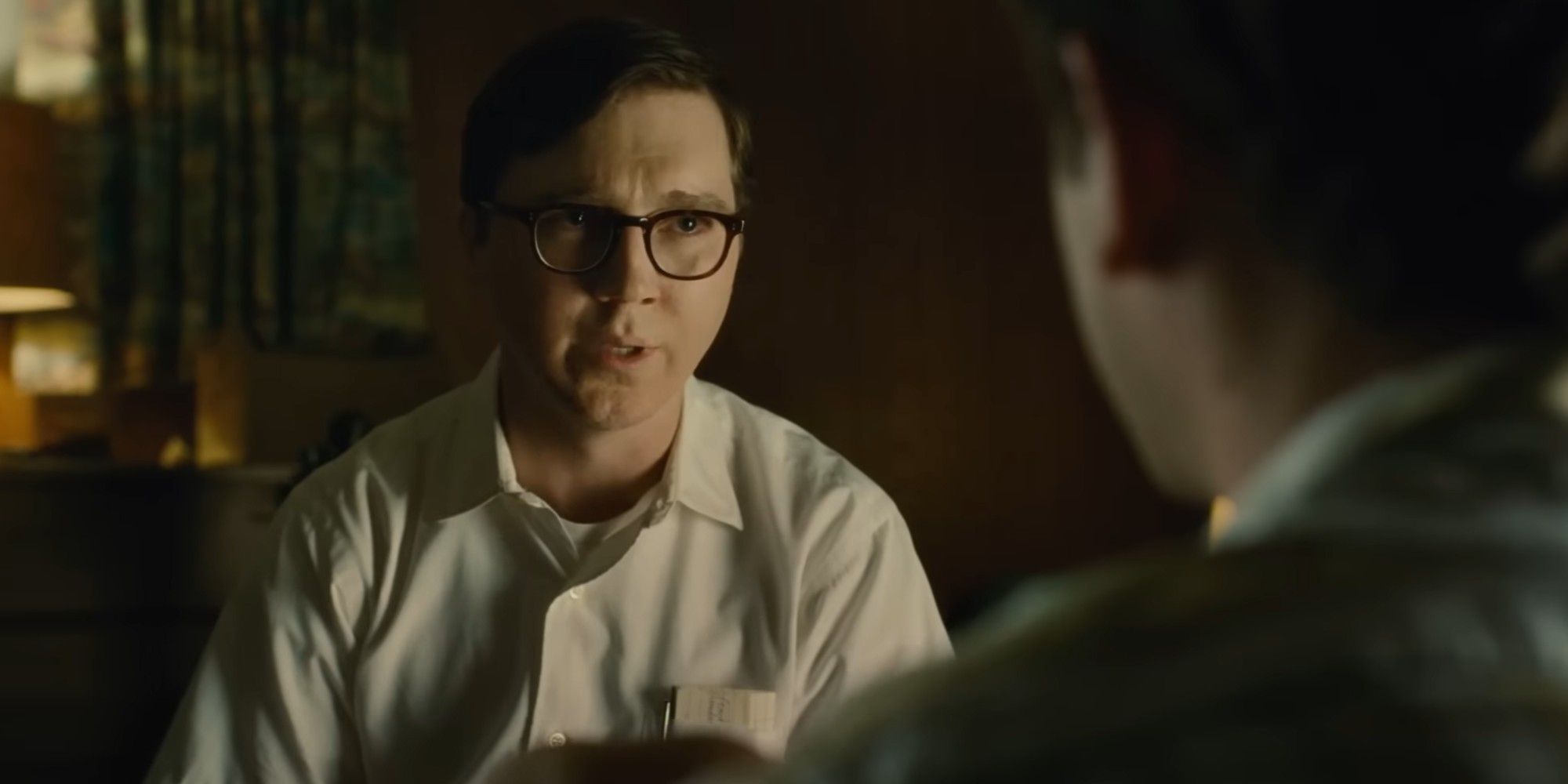 Paul Dano as Burt Fabelman speaking to Gabriel LaBelle as Sammy Fabelman in The Fabelmans