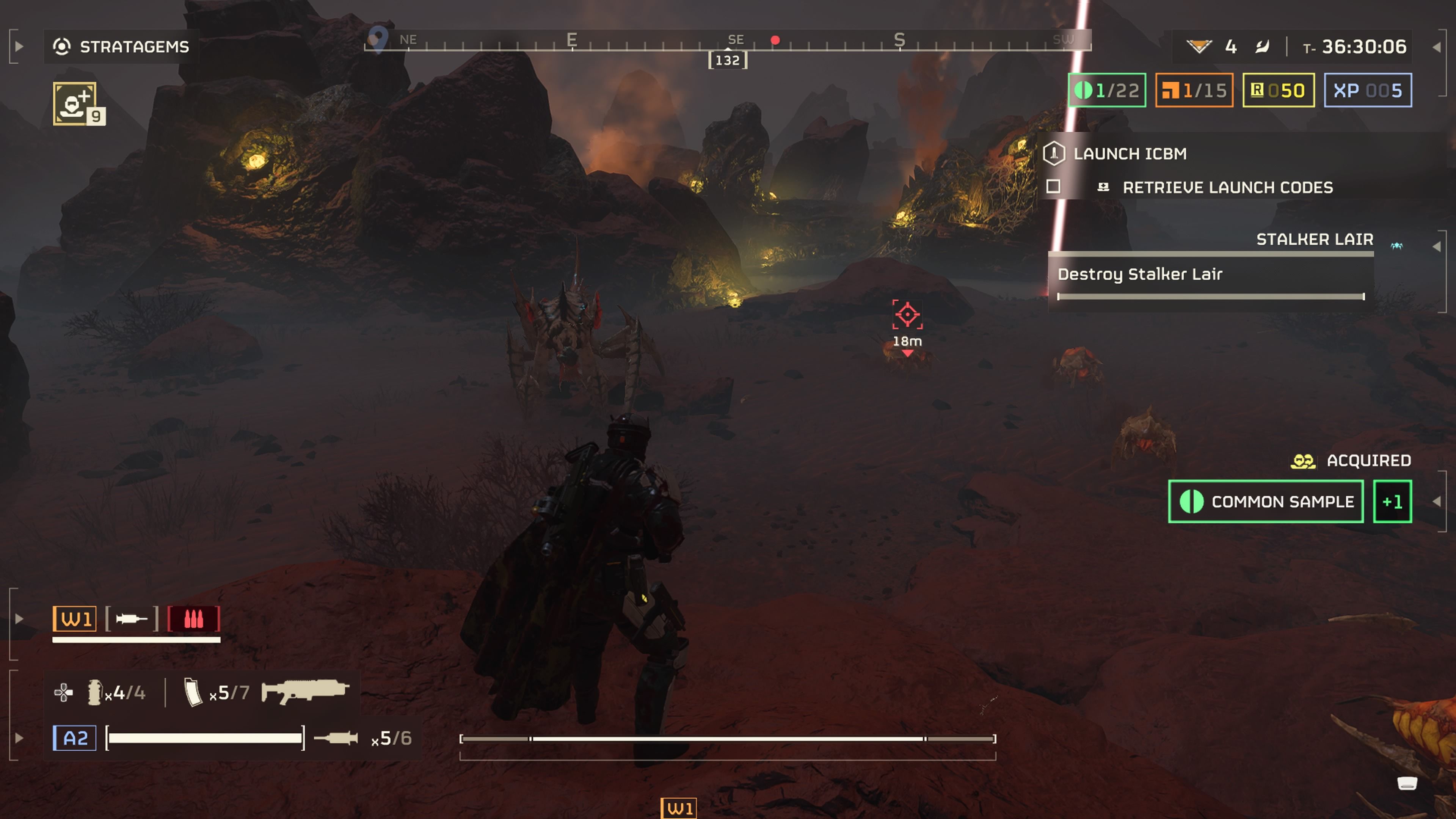 Player character pinging danger in the distance while a Stalker approaches them in Helldivers 2.
