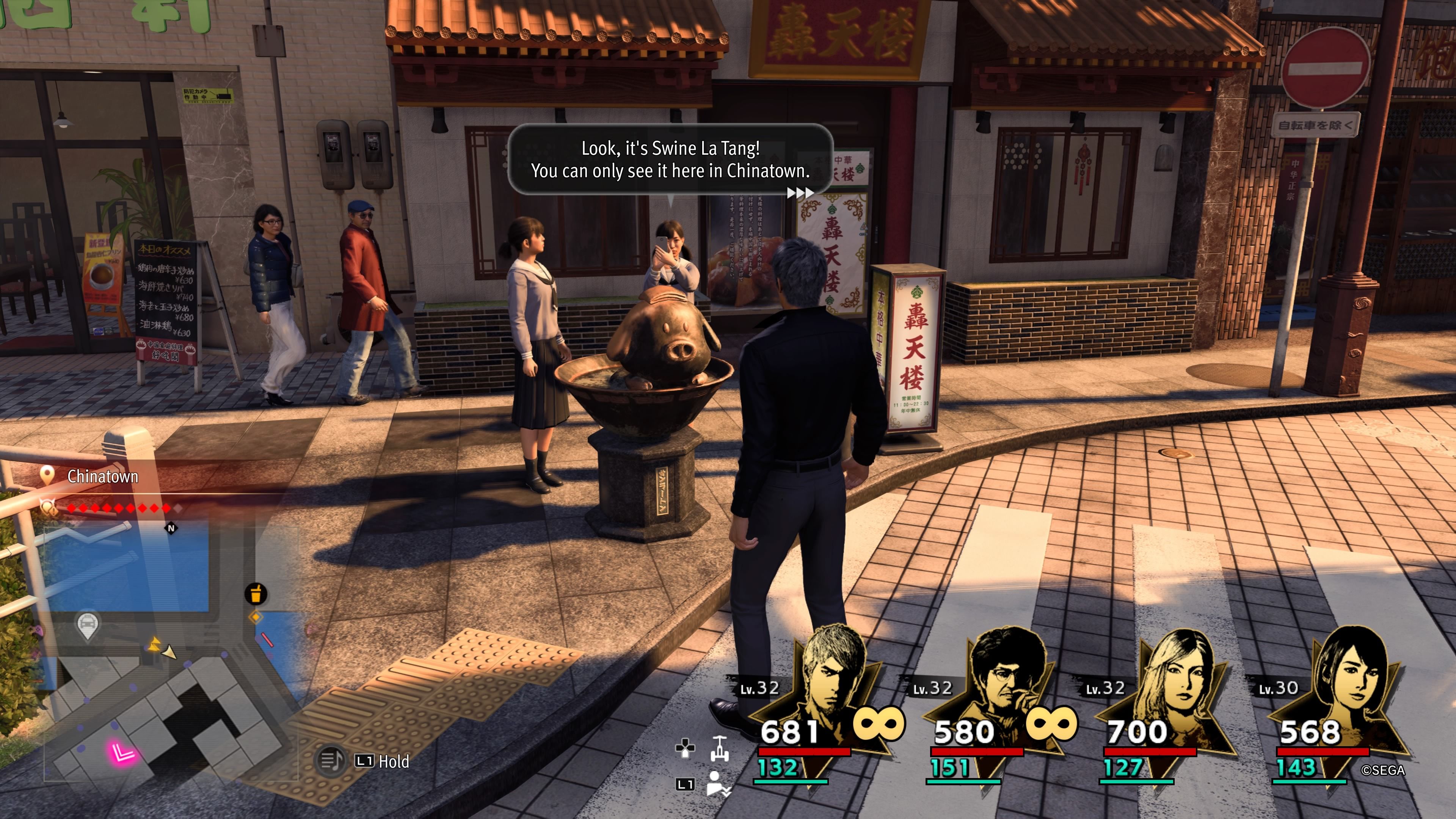 Kiryu standing in front of a swine-shaped statue and two girls talking about it in Like A Dragon: Infinite Wealth.