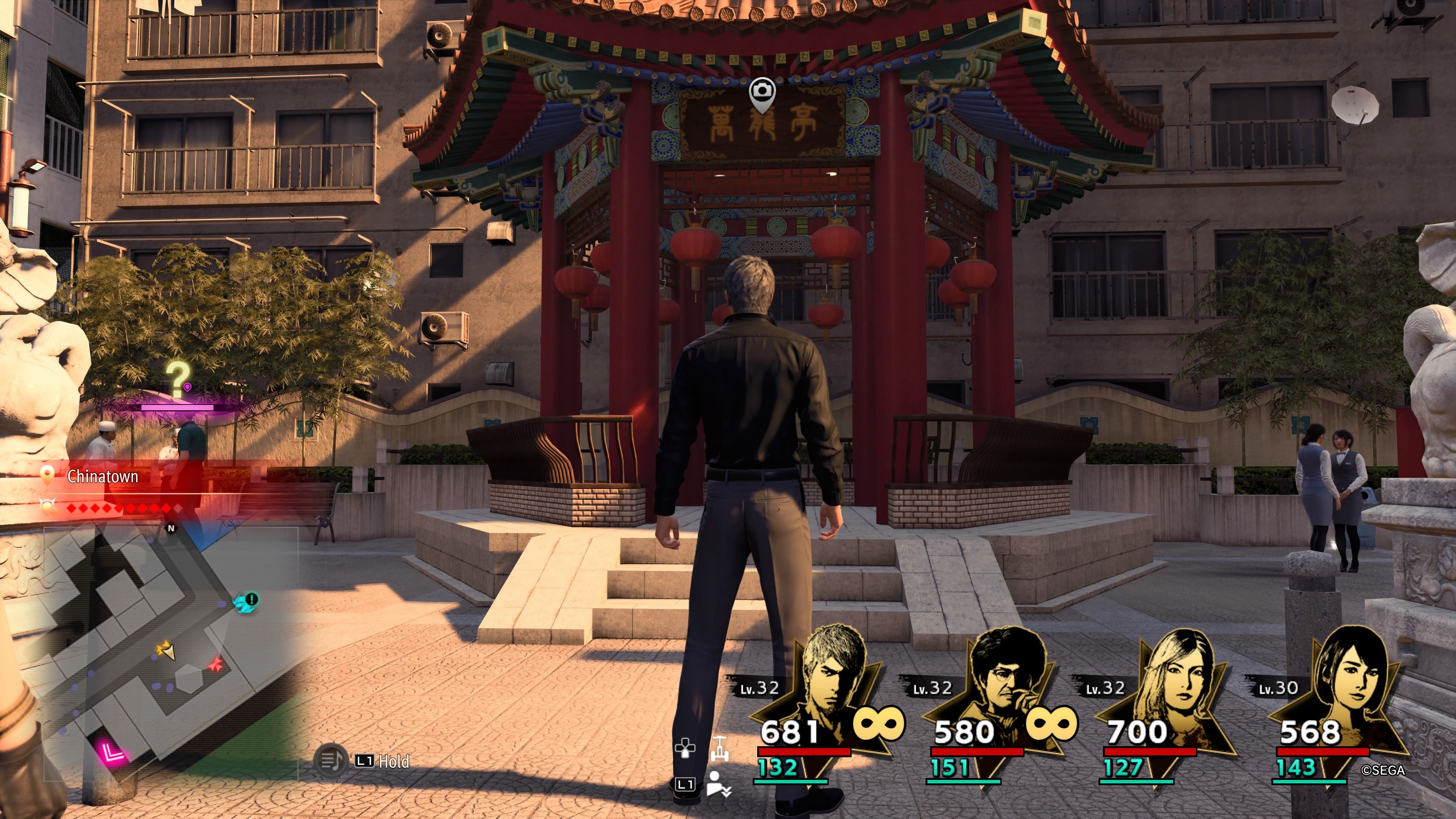 Kiryu standing in front of the Chinese Pavilion area in northern Yokohama in Like A Dragon: Infinite Wealth.