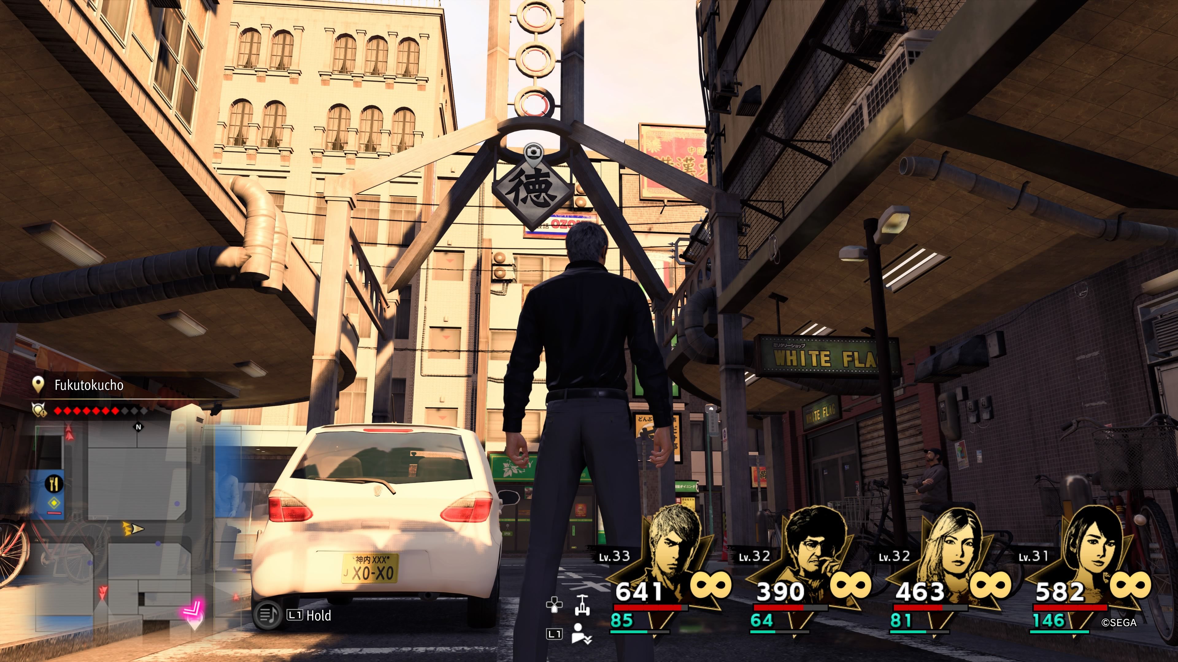 Kiryu standing below the Toku gate in downtown Yokohama in Like A Dragon: Infinite Wealth.