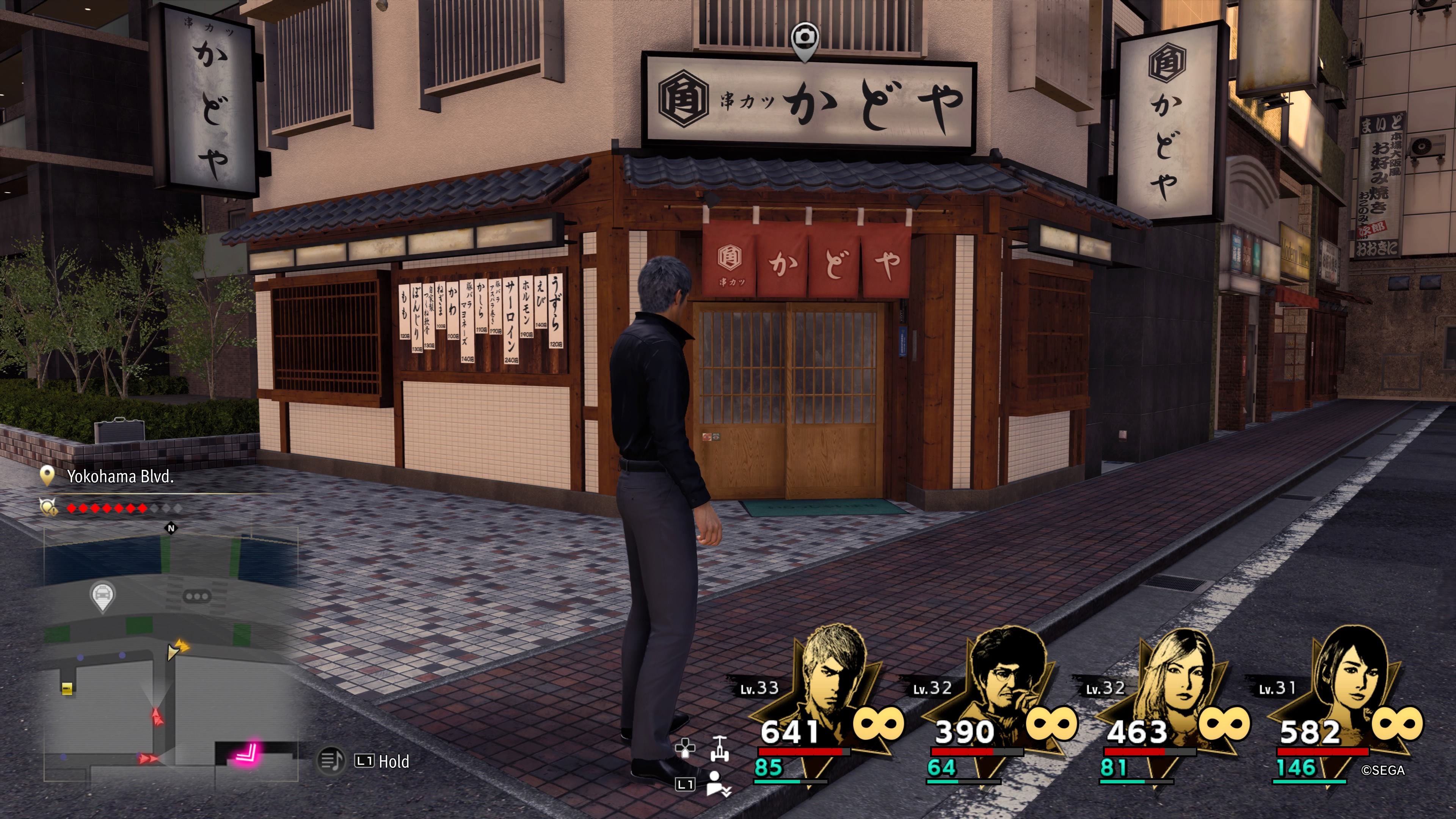 Kiryu standing in front of the Kushikatsu Kadoya restaurant in downtown Yokohama in Like A Dragon: Infinite Wealth.