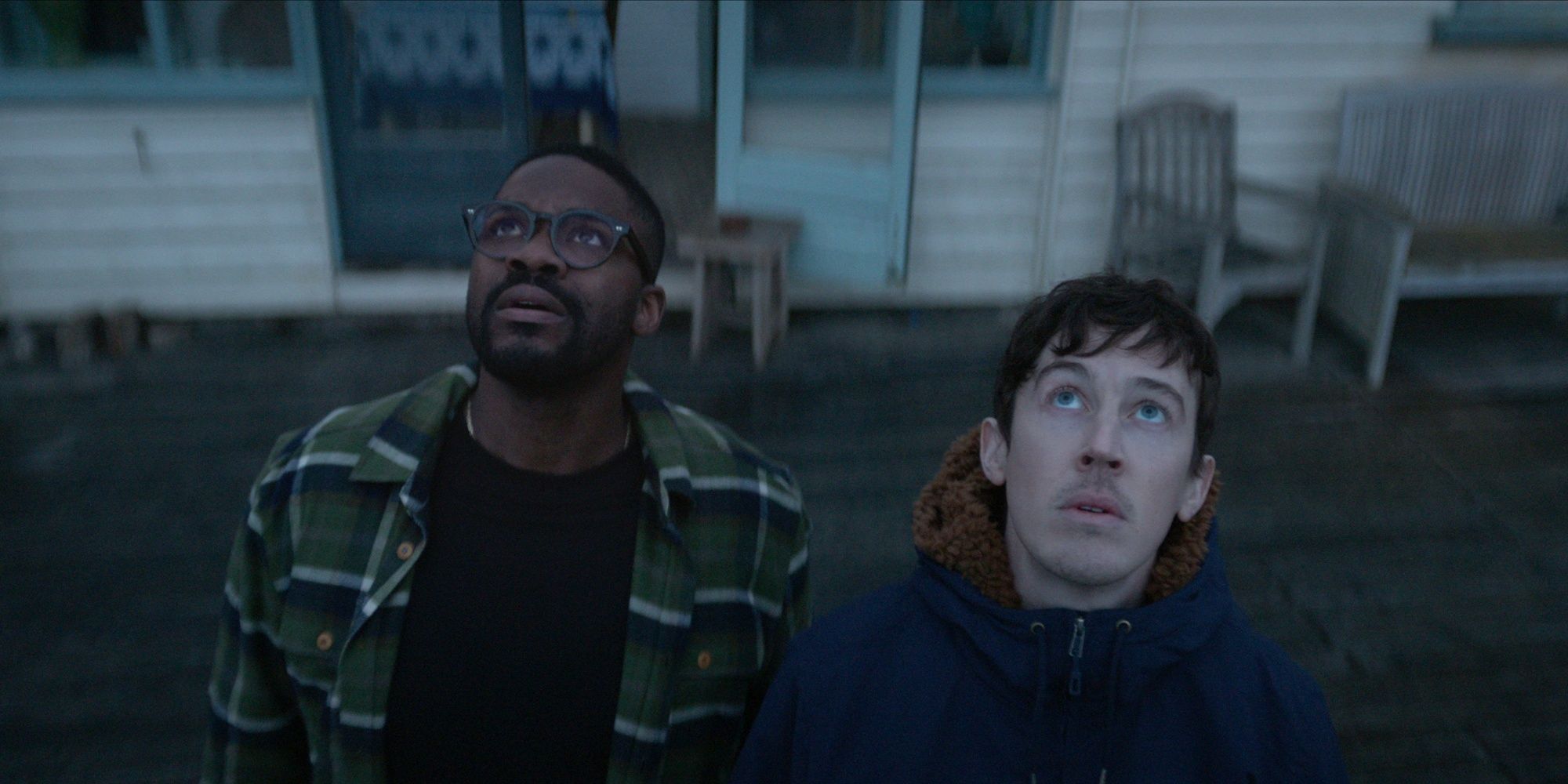 Jovan Adepo looking up at the sky with Alex Sharp on 3 Body Problem